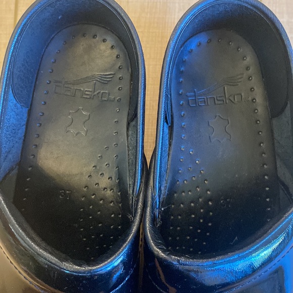 Black patent leather Dansko clog. Size 37 - Picture 3 of 8